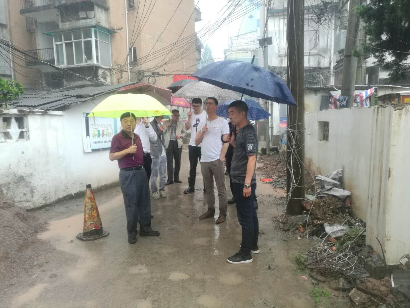 区人大副主任许新生带队调研老旧小区改造