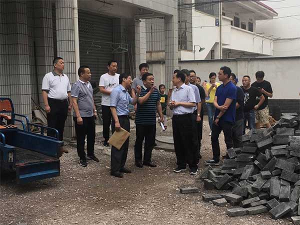 市领导调研我区老旧小区改造