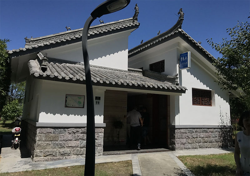 区城建投公司参观开化“厕所文化”助力文明城市创建