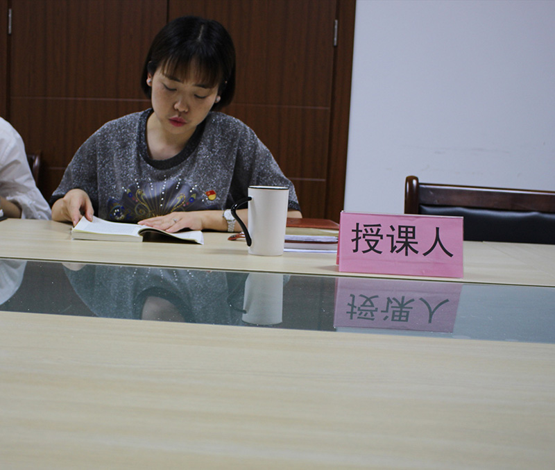 屯溪城建投公司党支部书记张于为公司全体党员上专题党课