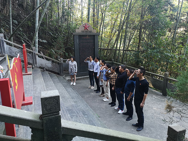 区城建投党支部开展革命传统教育“缅怀先烈、重温誓词”主题党日活动