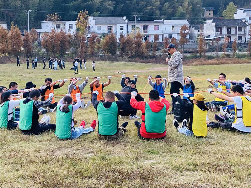 不忘初心、继续前行、同心同行、勇攀高峰——屯溪城建投公司开展“不忘初心、牢记使命”主题教育素质拓展训练