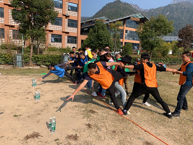 不忘初心、继续前行、同心同行、勇攀高峰——屯溪城建投公司开展“不忘初心、牢记使命”主题教育素质拓展训练