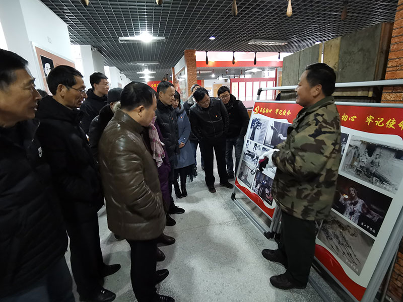 屯溪区委办党支部、屯溪城建投公司党支部联合开展主题党日共建活动