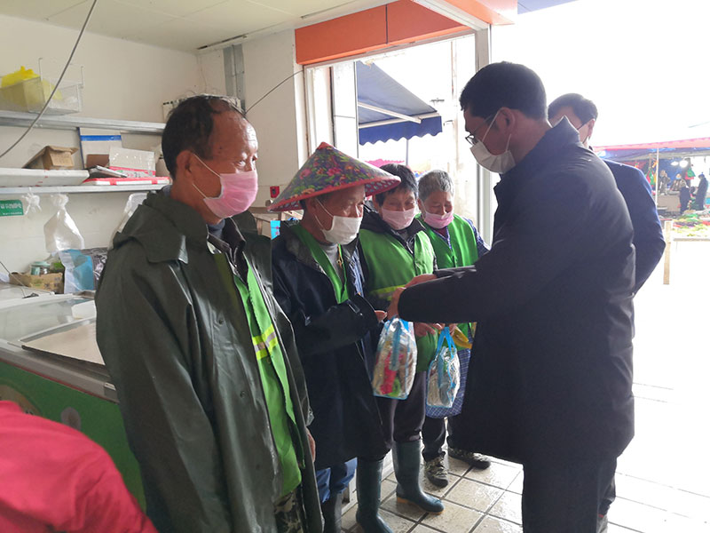 屯溪城建投公司看望慰问基层一线工作人员