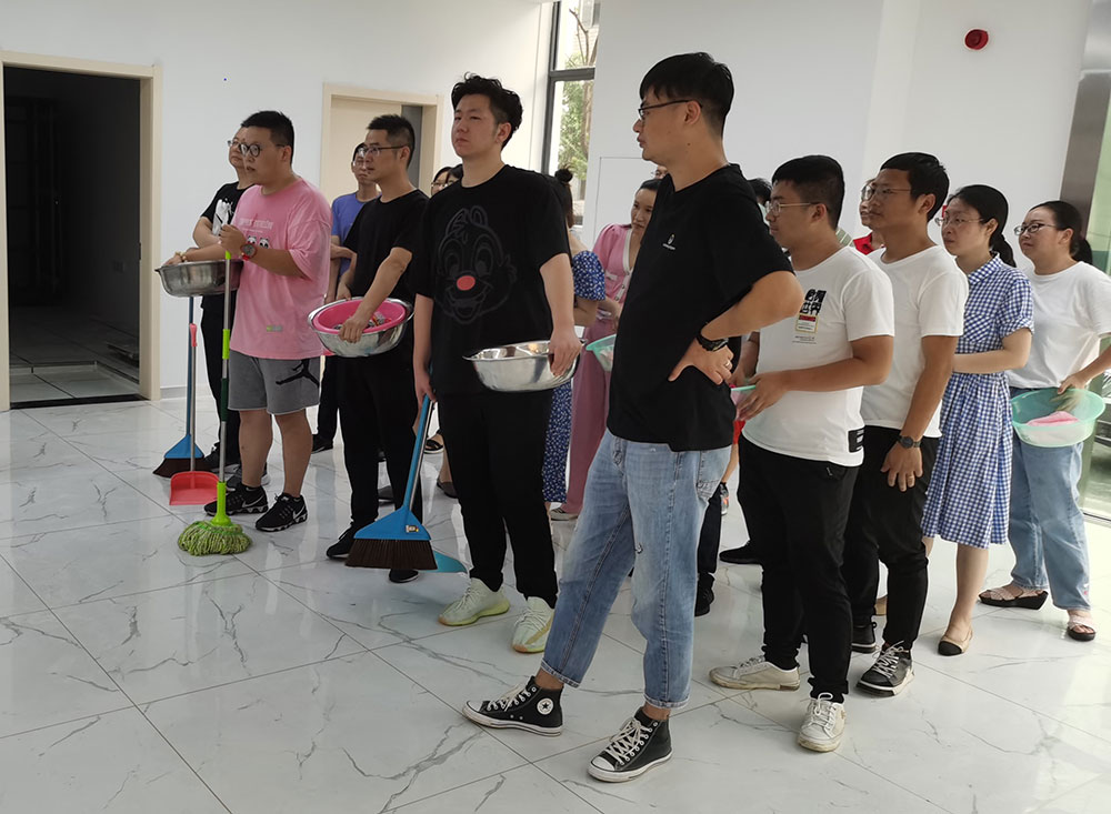 屯溪城建投公司党支部开展“庆七一义务劳动”主题党日活动