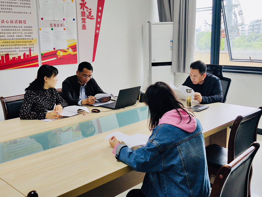 推进主体信用评级，构建集团融资平台