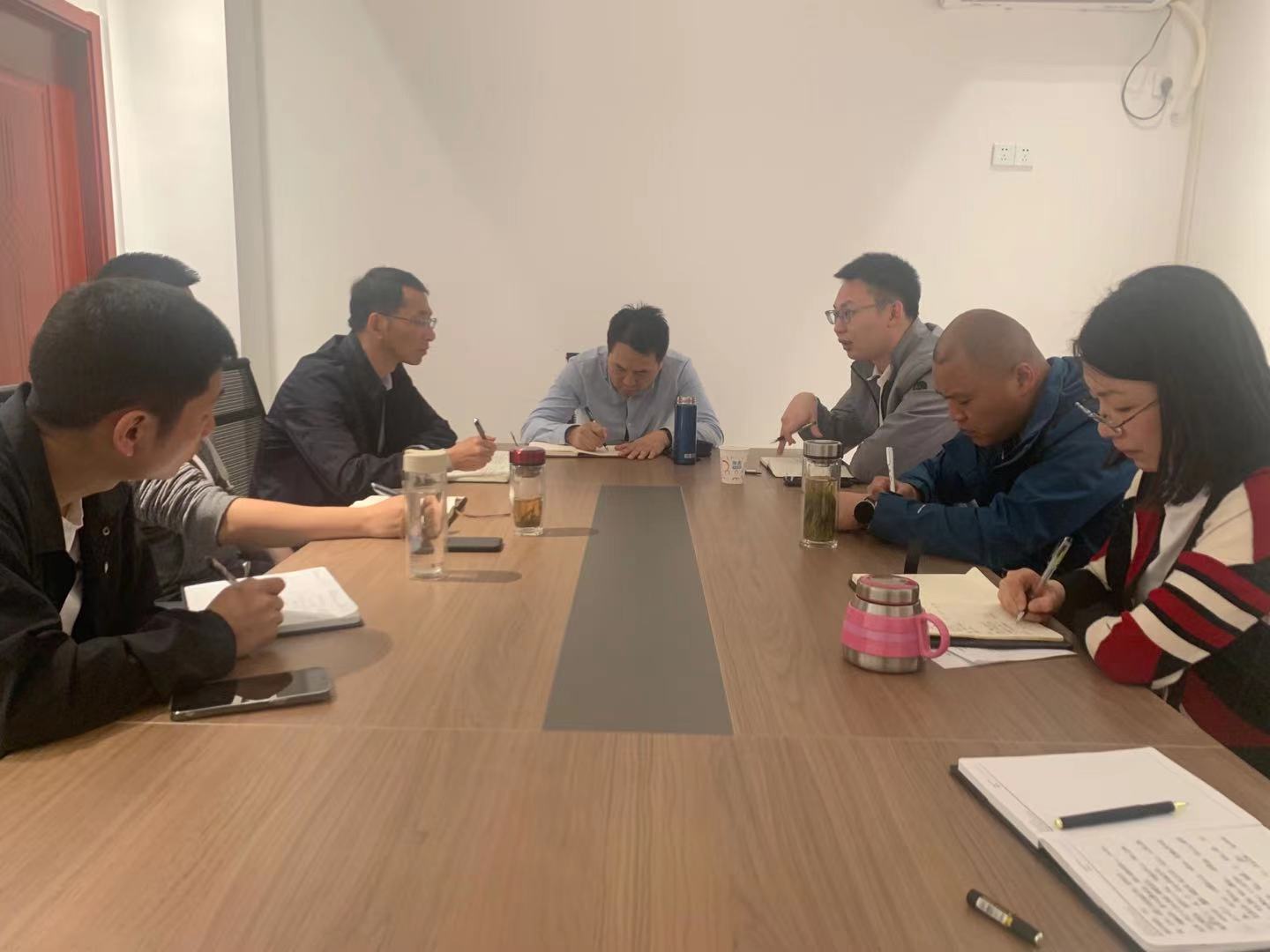 区昱城产投公司召开工作研讨会