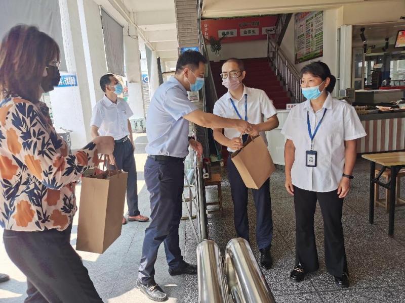 屯溪区国投集团开展“夏季送清凉”主题党日活动