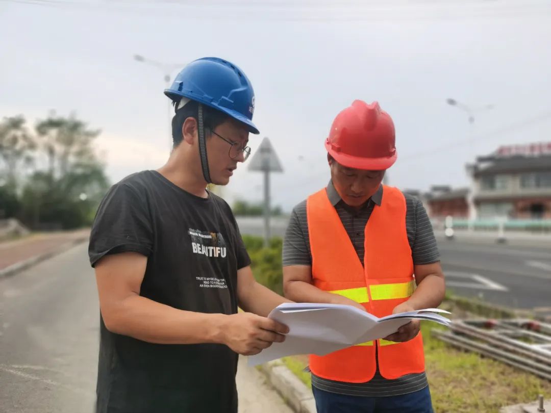增设遮阳雨棚 出行便利暖民心