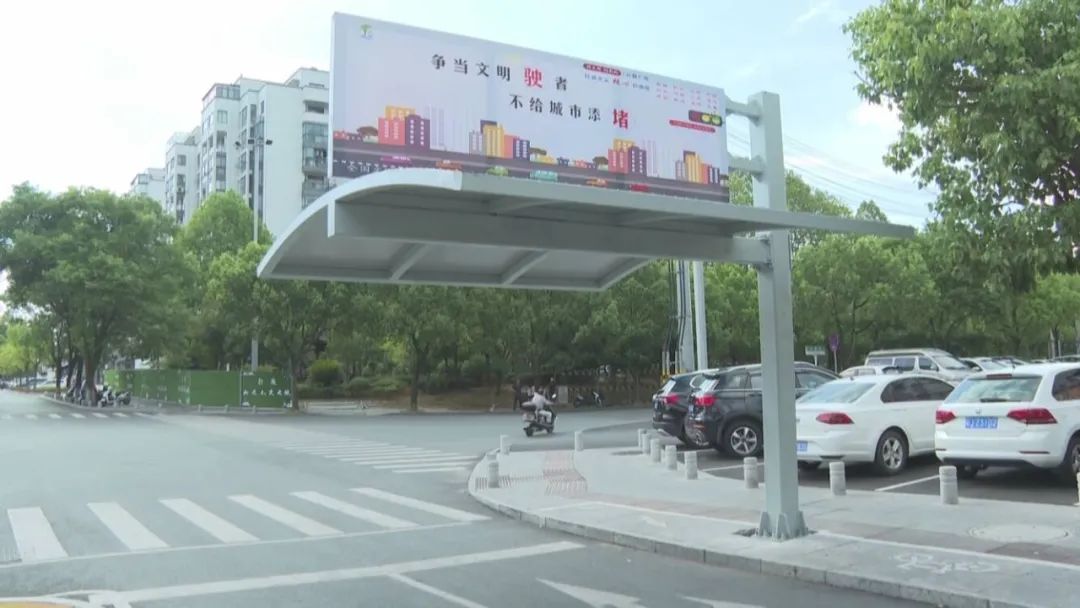 增设遮阳雨棚 出行便利暖民心