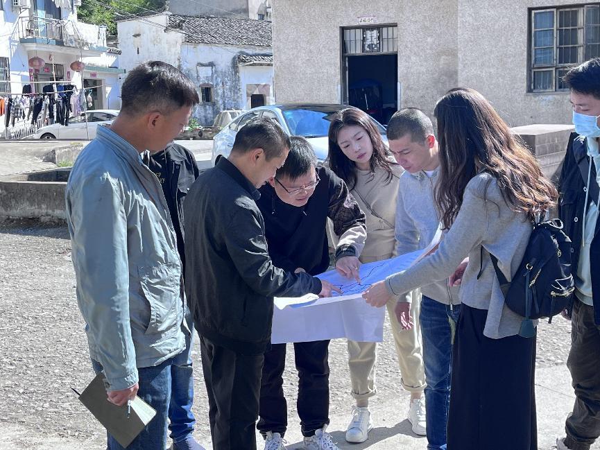 屯溪区昱城文旅公司实地考察傍霞村项目