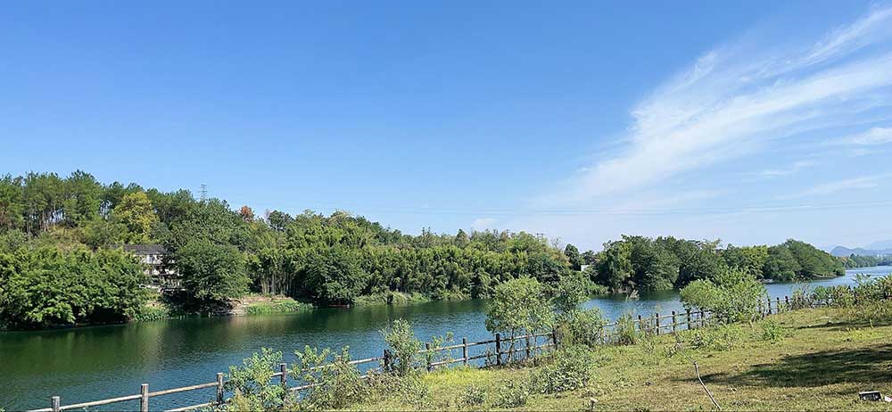 屯溪区昱城文旅公司实地考察傍霞村项目