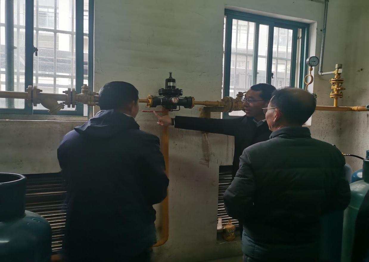 迎冰雪 冒寒雨 为民生 稳保供