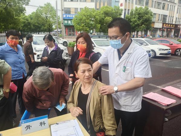 百姓健康系我心，党员服务进社区