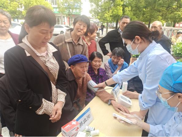 百姓健康系我心，党员服务进社区