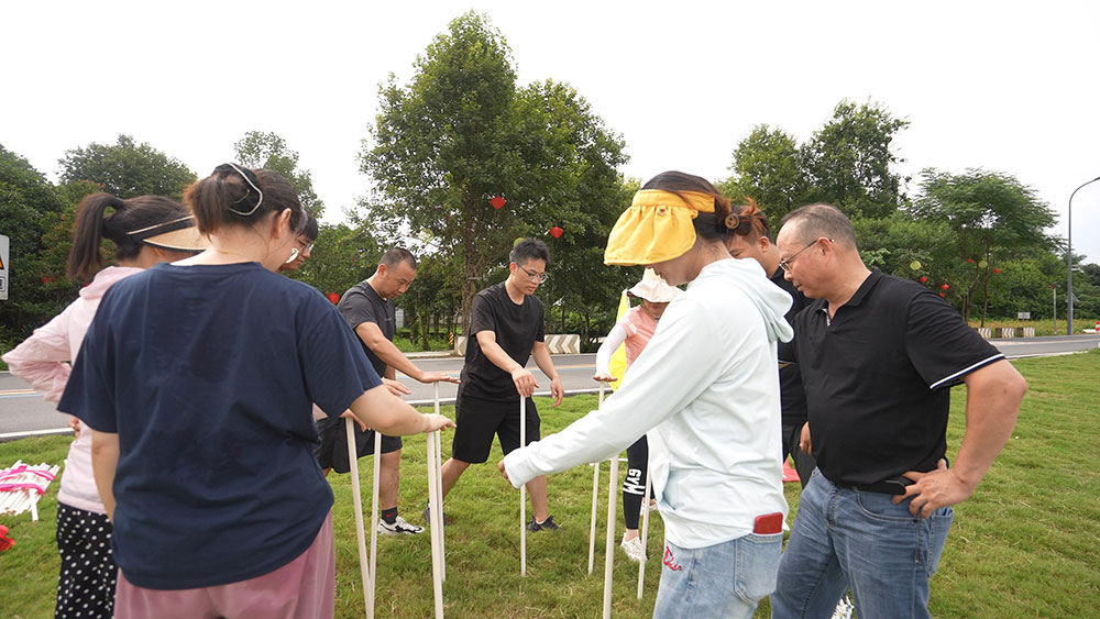 激情熔炼团队 凝聚成就梦想——屯溪区国投集团开展党建带团建主题活动