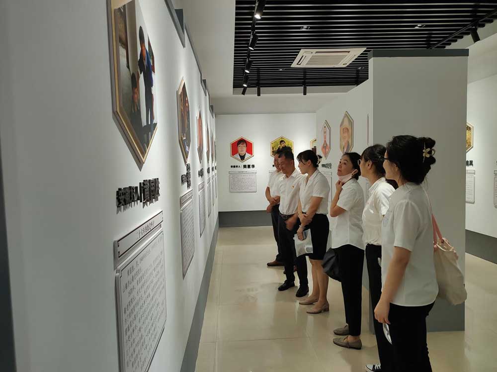 区国投集团开展参观先进人物馆和主题摄影展活动