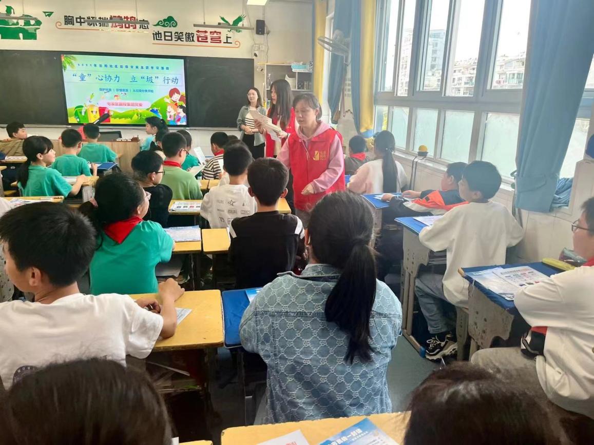 “携手共筑美好家园”——开展垃圾分类宣传、小区卫生整治志愿者活动