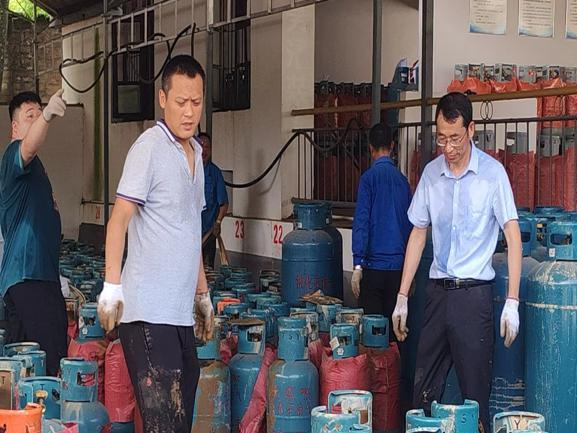 众志成城 全力打赢抗洪抢险保卫战