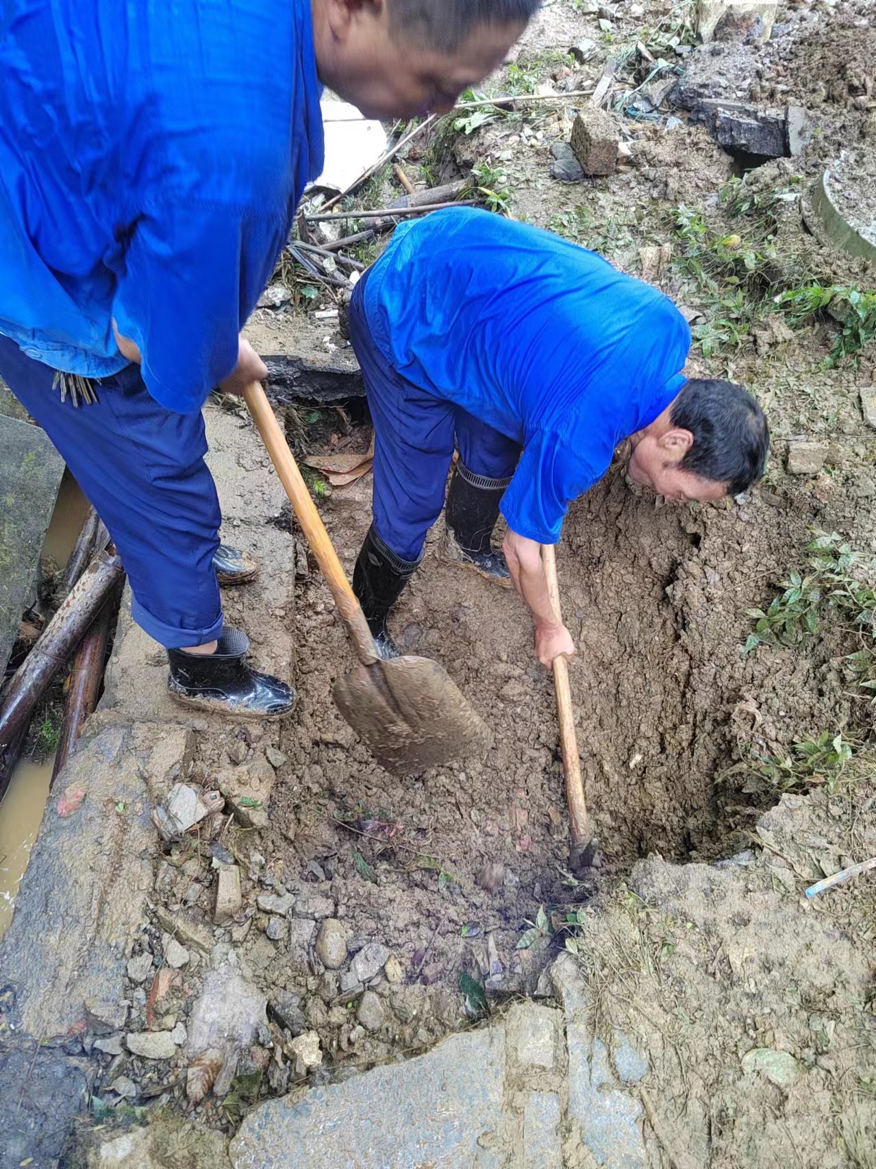 众志成城 全力打赢抗洪抢险保卫战