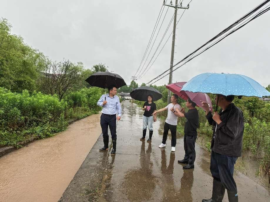 集团领导深入一线 严格督查防汛工作