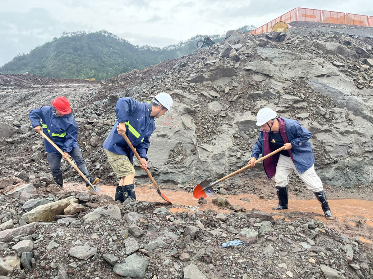 “党旗进工地” 筑牢防汛红色堡垒