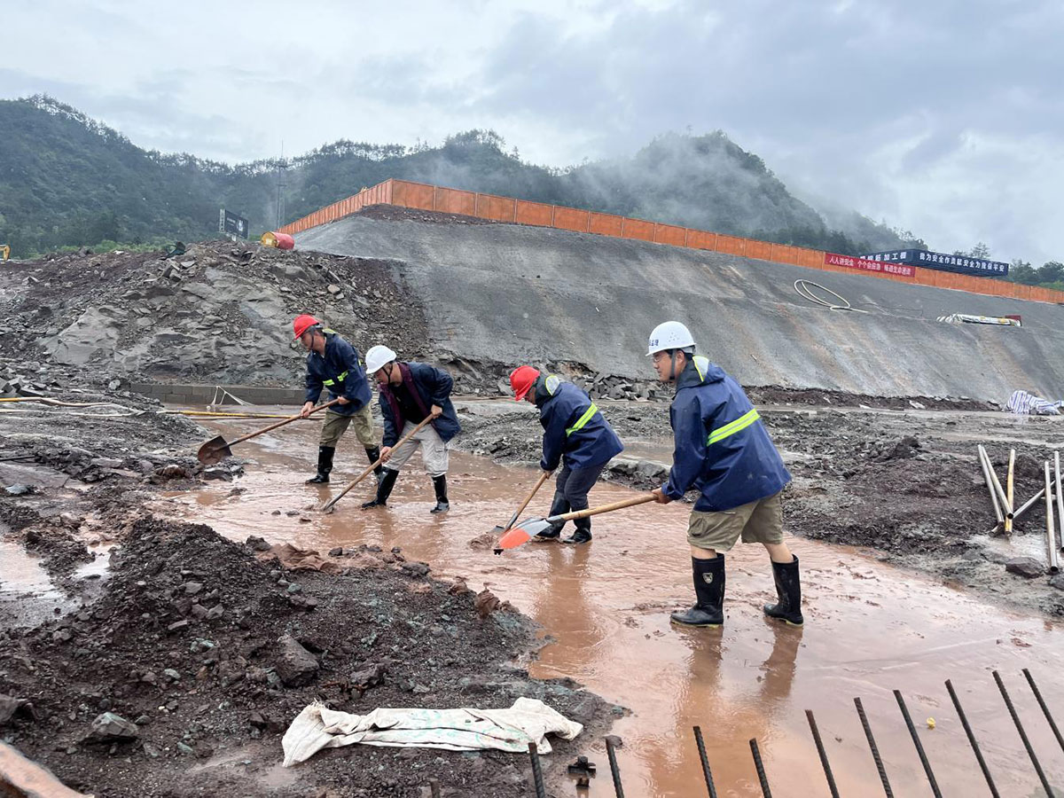 “党旗进工地” 筑牢防汛红色堡垒