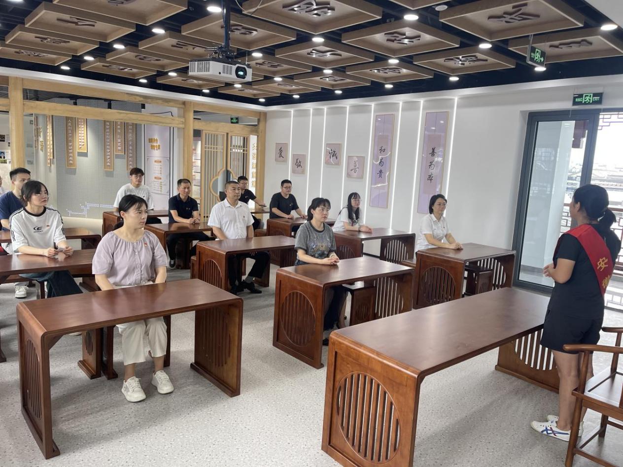 见贤思齐学楷模,崇德向善做好人——区国投集团党委开展8月份主题党日活动