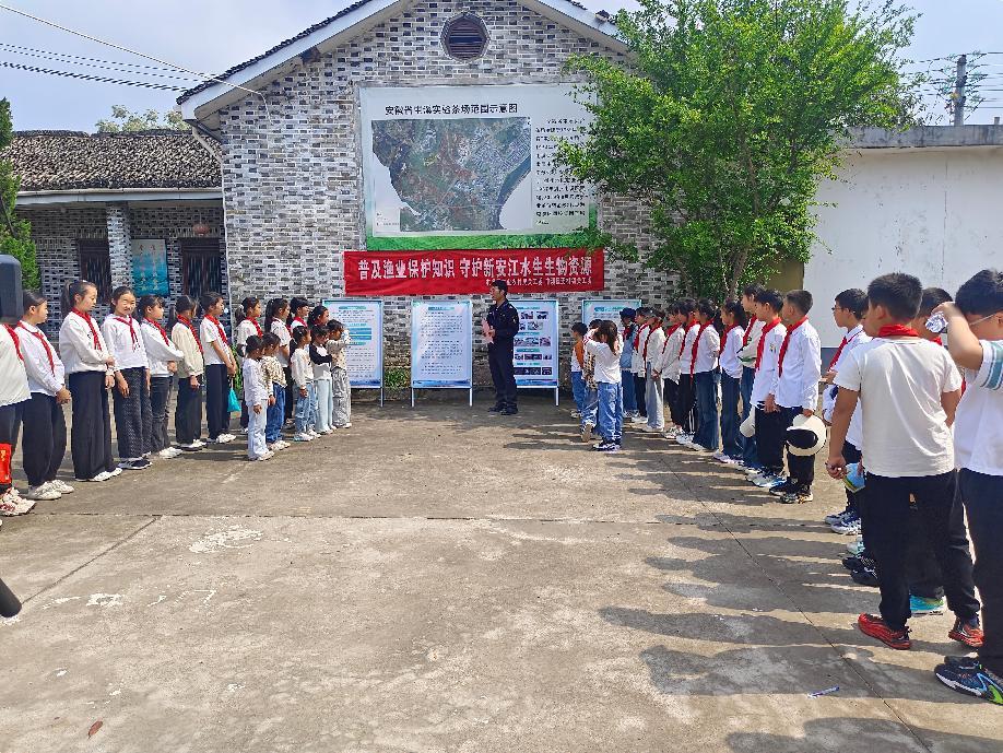 区关工委组织学生到实验茶场开展茶文化主题实践活动