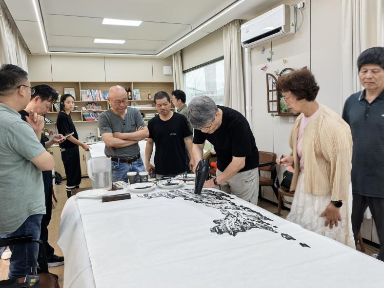 两岸艺术家相聚黄山古村  以笔墨共书文化交融新篇