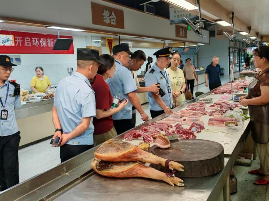 强化监督多措并举筑牢菜市场食品安全防线