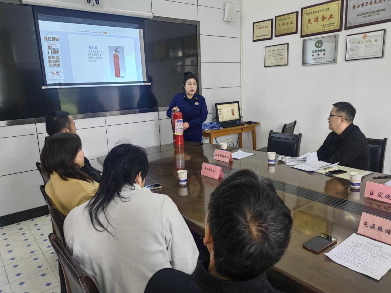 屯溪区粮储公司：积极参加消防逃生专项演练，共筑春季火灾防线